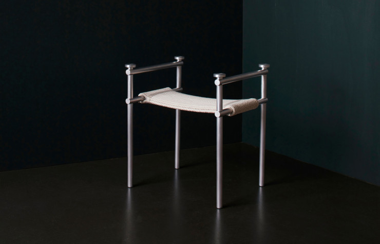 Tabouret Faudesteuils (2023), en aluminium massif brut et guilloché, cordon et tressage faits main avec Declercq Passementiers.