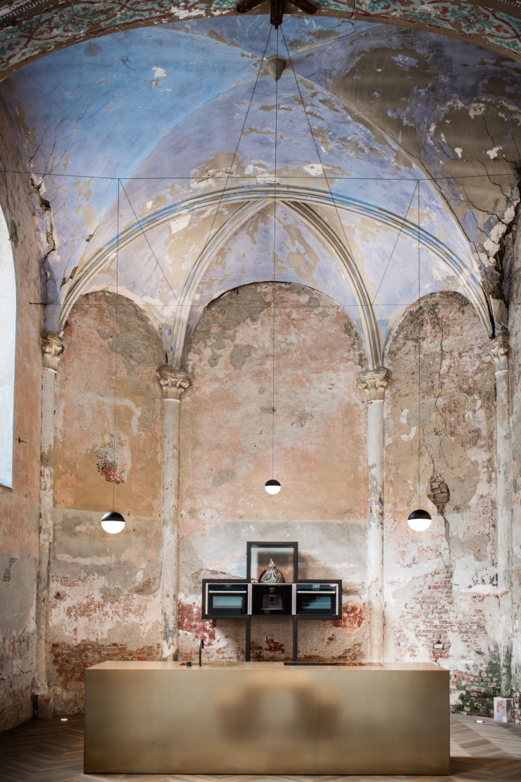 Dans cette ancienne chapelle, la cuisine, dorée, a pris la place de l’autel. © Valerie Clarysse