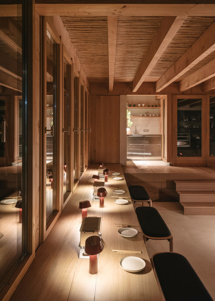 La collection « Juno » de l’éditeur Ondarreta se caractérise par ses formes douces et arrondies. Dessinés en partenariat avec Made Studio, ces tables, ces plans de travail et ces bancs sont conçus pour s’adapter aux espaces conviviaux.