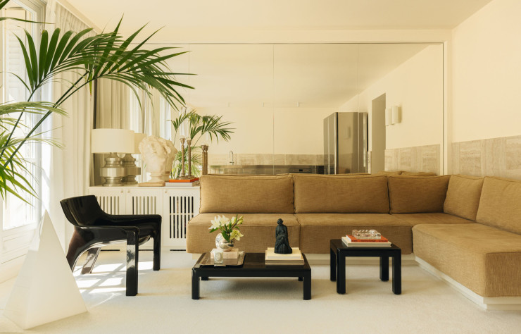 Kim Haddou et Florent Dufourcq, dans leur nouvel appartement au cœur du Marais, à Paris, qu’ils ont voulu d’une grande sobriété.