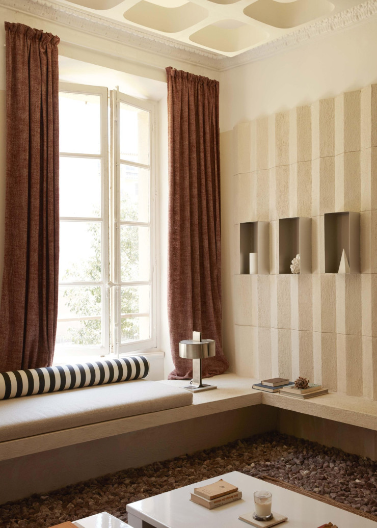 La scénographie « Fenêtres sur cours » a été présentée en 2019 à l’ancien évêché de Toulon dans le cadre de la Design Parade. Ce salon méditerranéen se veut être un lieu hors du temps jonglant entre les époques et les souvenirs.