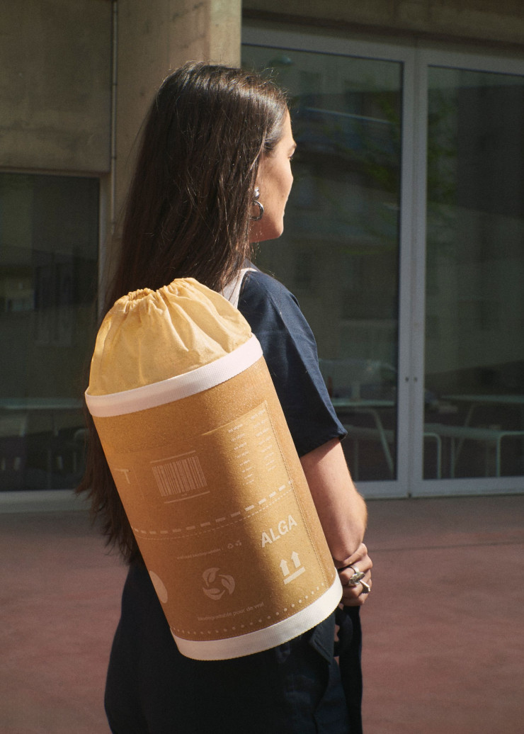 Sac MS.86 Ulva, en matériau composé à 100 % d’algues vertes, bio­dégradable, assemblé à l’eau, Prix Liliane ­Bettencourt pour ­l’Intelligence de la Main – Dialogues 2022 (Studio ­Samuel Tomatis et Anaïs Jarnoux).