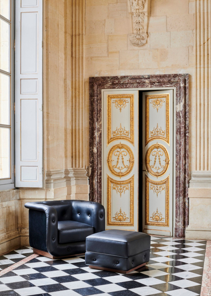 Fauteuil club et pouf carré Serge, en cuir boutonné, design Pierre Gonalons (Duvivier ­Canapés).