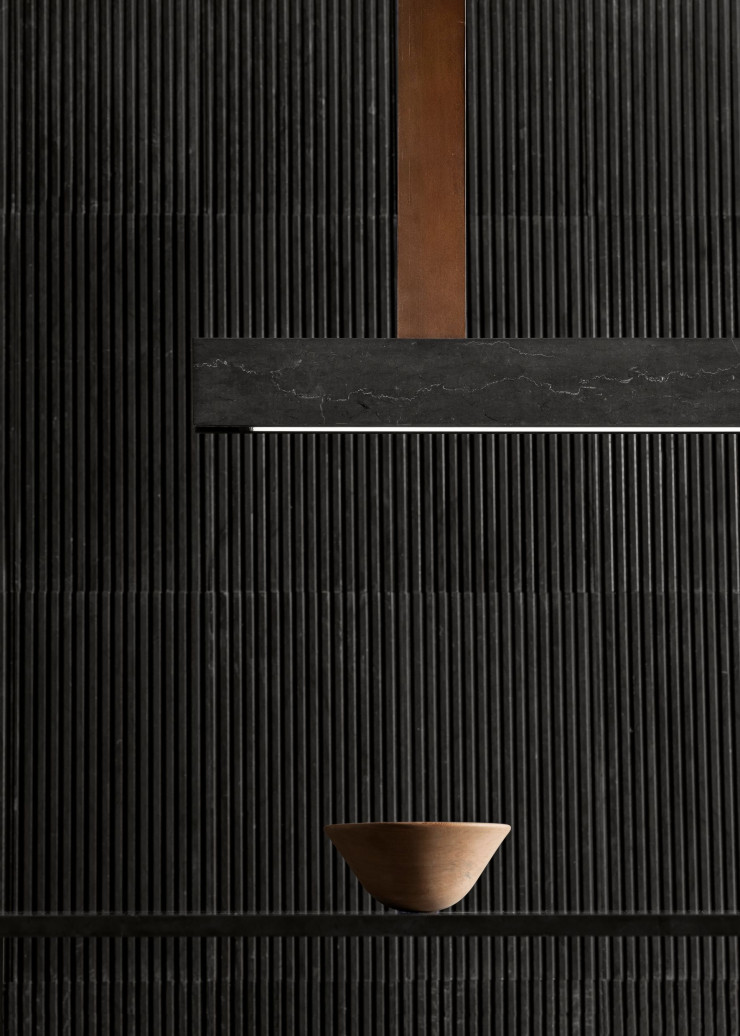 Suspension Terminal, en marbre et sangle de cuir, design Attila Veress (Luce di Carrara).