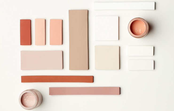 Le nouveau nuancier Ressource inclut la teinte La Charmeuse, proche du Peach Fuzz.