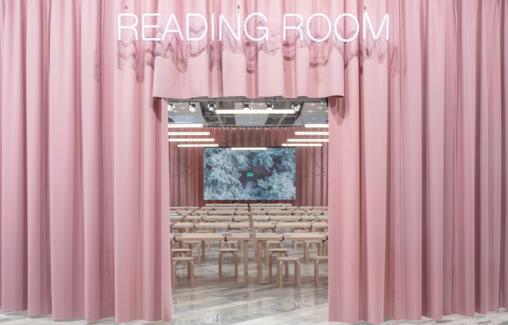 La Reading Room imaginée par Formafantasma, invité d’honneur de la Stockholm Furniture Fair 2024.