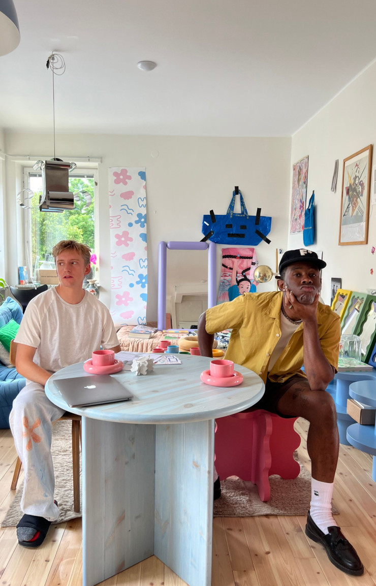 Gustaf Westman et Tyler, The Creator, dans l’appartement du designer. À droite de ce dernier, en jaune, vert amande et sapin, le miroir Curvy, acheté par le rappeur.
