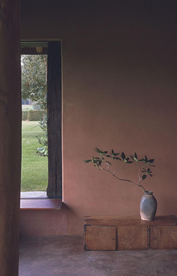 L’antiquaire belge Axel Vervoordt cultive une esthétique wabi-sabi. © Laziz Hamani