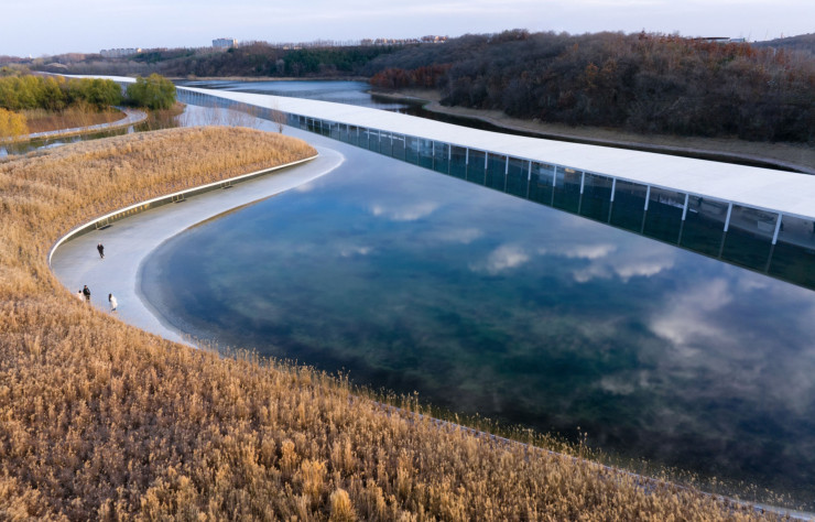 En Chine, Le Zaishui Art Museum, OVNI architectural monumental, se fond dans le paysage (c) Arch-Exist Photography