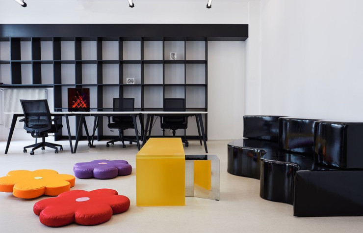 Dans ces bureaux imaginés par le studio Uchronia, la « unextected red theory » s’exprime dans un coussin en fleur.
