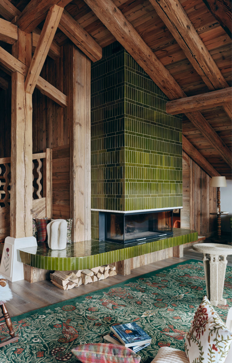 Au centre du plateau central, une cheminée monumentale. Cheminée en faïence émaillée par Céramiques du Beaujolais ; tapis Morris & Co, gueridon Coltu de Christian Astuguevieille, galerie Armel Soyer.