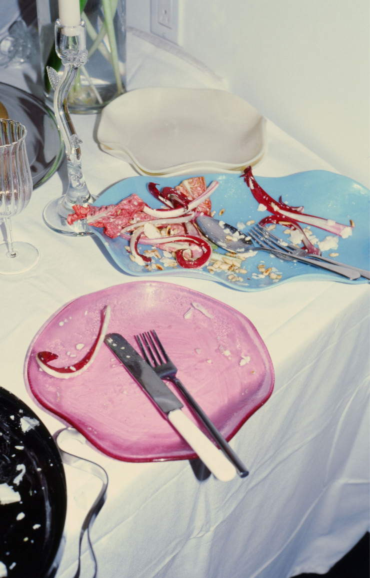 Les assiettes en verre Petal de Sophie Lou Jacobsen sont fabriquées à la main à New York. (c) Jen Steele