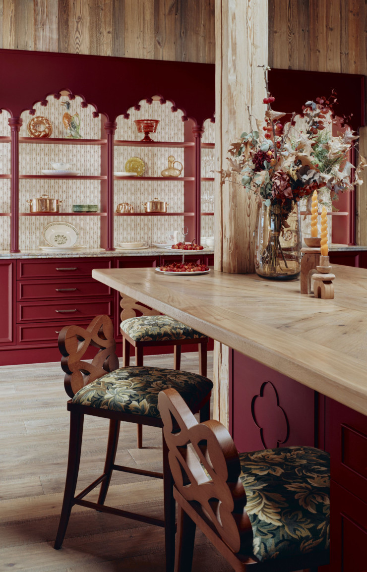 Tabourets sur mesure en bois sculpté studio Friedmann & Versace ; tissus Antoine l’Albiousse Editions ; vaisselier et meuble de cuisine, ébénisterie Didier Villancher.