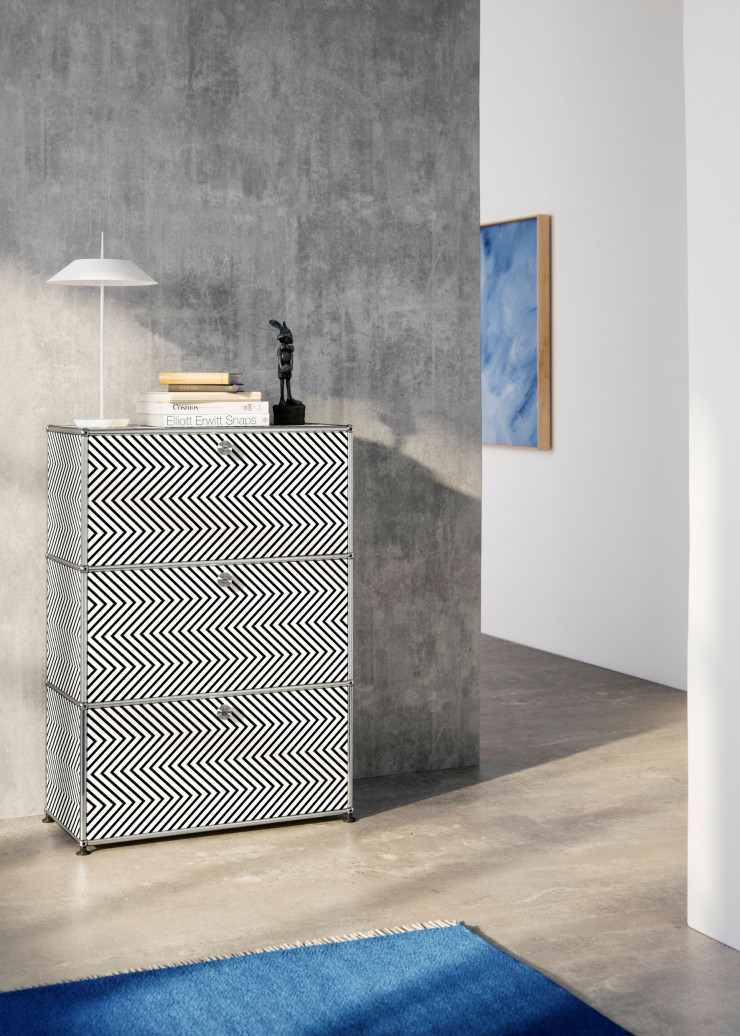 La commode haute Zigzag, de la collection « Language of Shapes », design Claudia Comte. Une édition limitée à 50 exemplaires signés de la main de l’artiste.