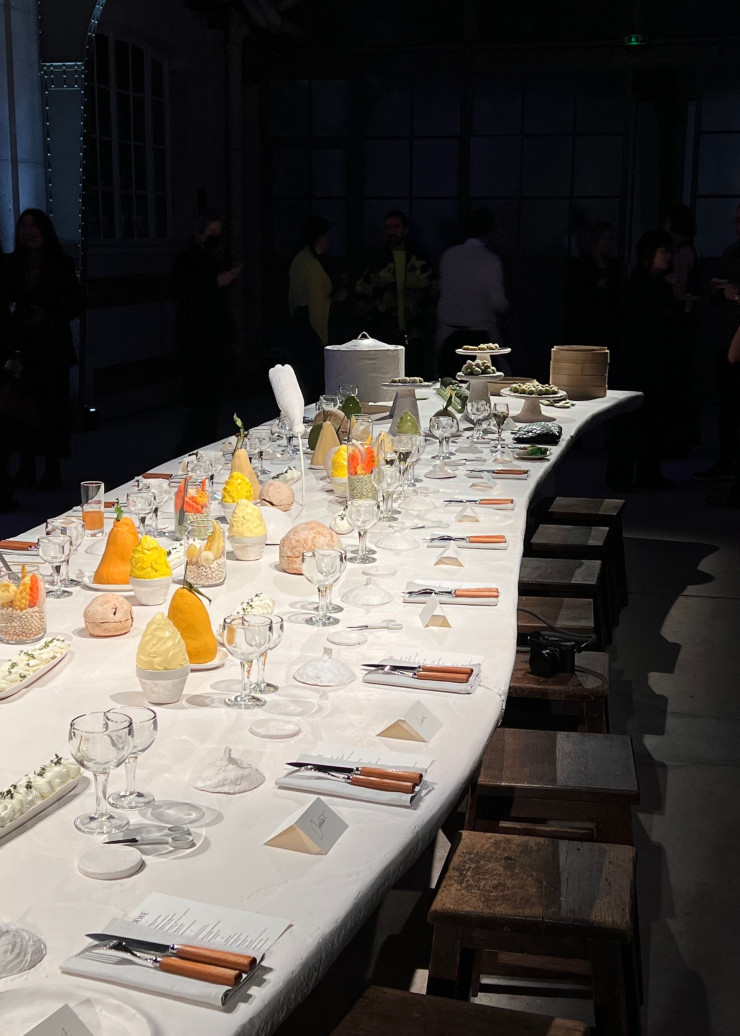 L’équipe pluridisciplinaire de Balbosté propose des projets autour de la food. Ici, un repas imaginé pour la marque de prêt-à-porter et d’accessoires Loewe, où tout a été dessiné sur mesure, de l’ambiance aux plats servis.