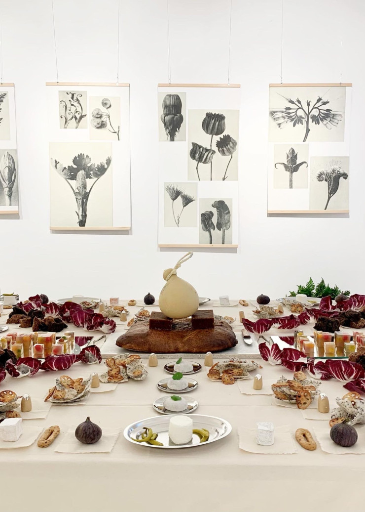 Sur le toit du Centre Pompidou ou à la galerie Nilufar, à Milan, Marie Méon imagine des repas poétiques à la limite de la performance artistique ou de la micro-architecture.