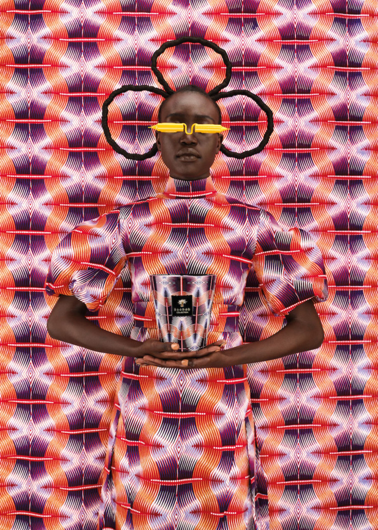 Dans ses portraits sur fond graphique reprenant les motifs du vêtement du sujet, celui-ci se fond plus ou moins avec le décor.