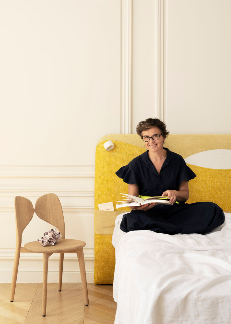 La designeuse Constance Guisset semble avoir pris l’expression « ciel de lit » au pied de la lettre pour créer une tête de lit belle et utile.