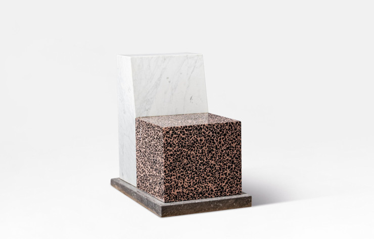 Chaise Sitting near Enigma d’Ettore Sottsass ayant appartenu à Yves Gastou.