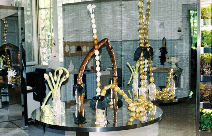 Les sculptures de pommes de terre réalisées par Laila Gohar pour Alcova, pendant le salon du meuble de Milan. (c) Adrianna Glaviano