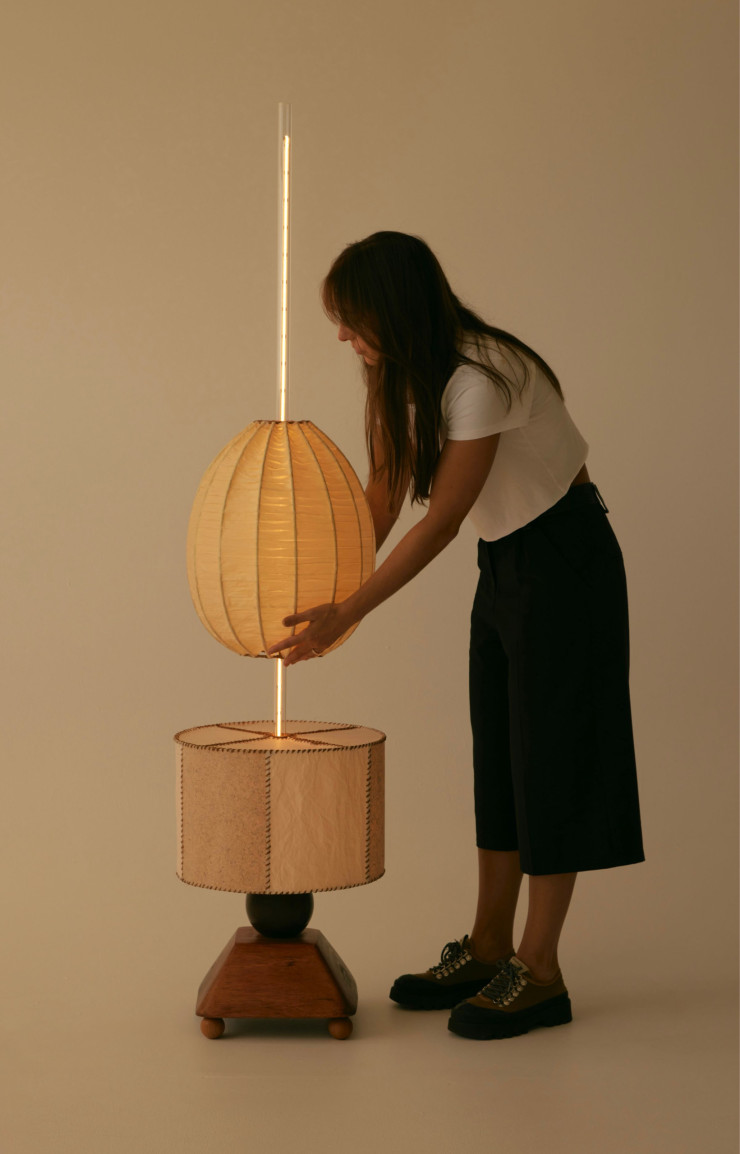 Lana Launay en plein agencement d’une création.