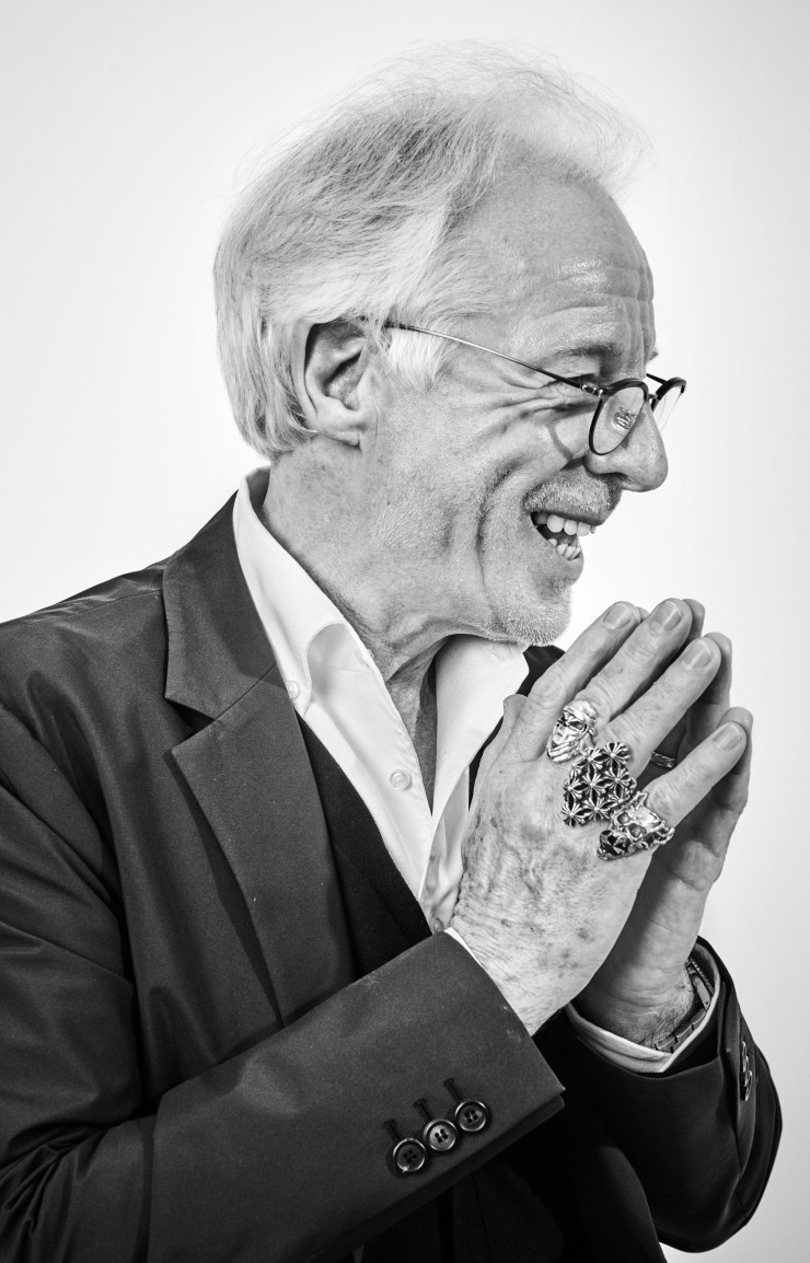 Portrait d’Yves Gastou, antiquaire et collectionneur passionné.