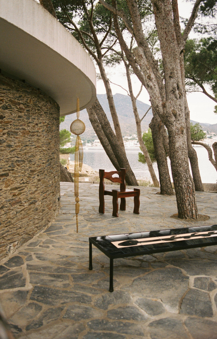 Sculpture imaginée par Marta Jurado Chagnaud, table réalisée par Moisés Tibau et chaise pensée par Garance Vallée.