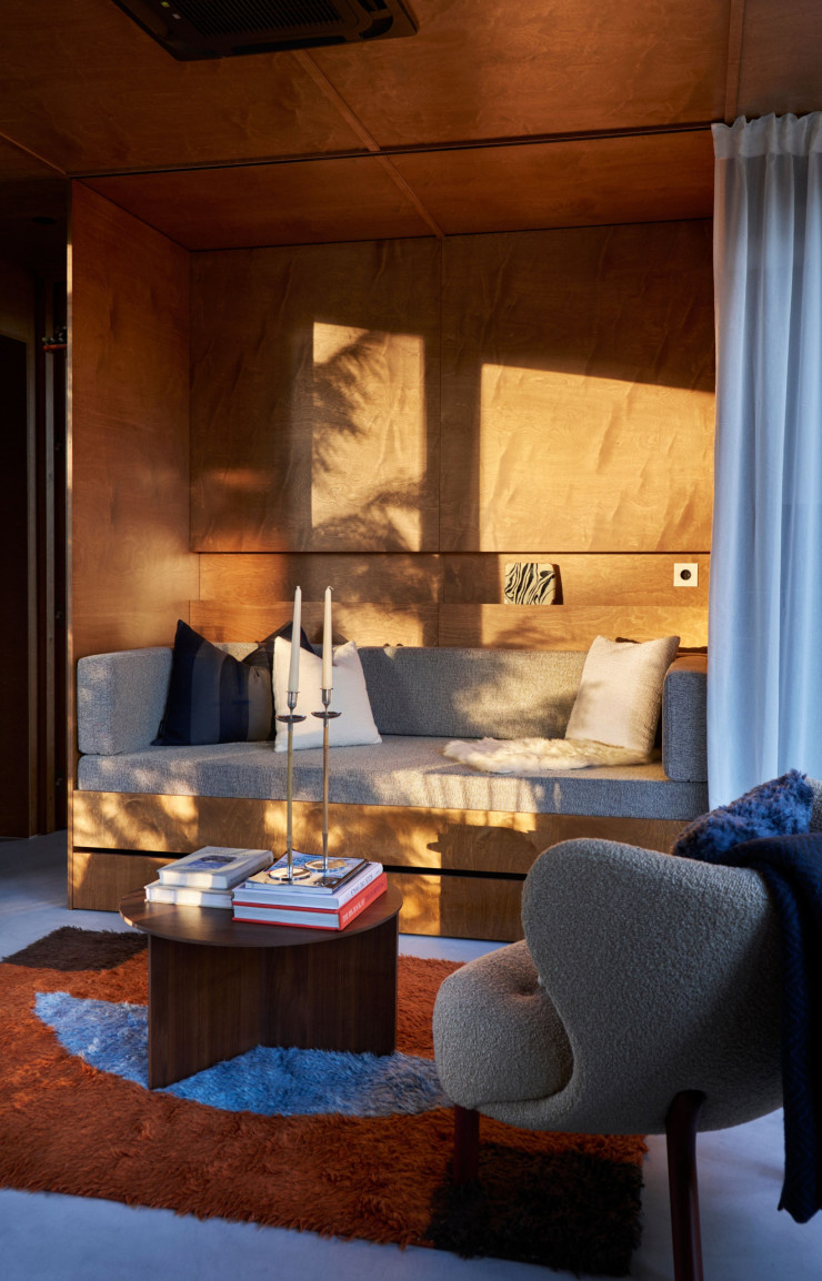 Les sofas sont en réalité des lits une place à tiroir. (c) Magnus Marding