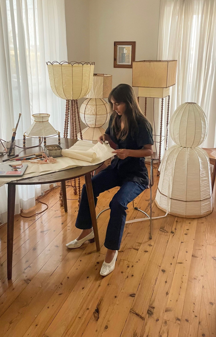 Lana Launay entourées de ses lampes en tissu et papier.