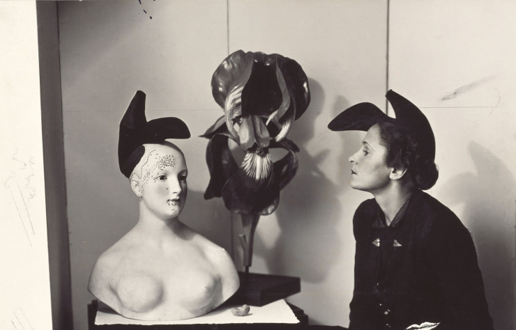 Gala Dalí en 1938, coiffée du chapeau-chaussure imaginé par Elsa Schiaparelli © Salvador Dalí, Fundació Gala-Salvador Dalí, photo: André Caillet/ 2024, ProLitteris, Zurich