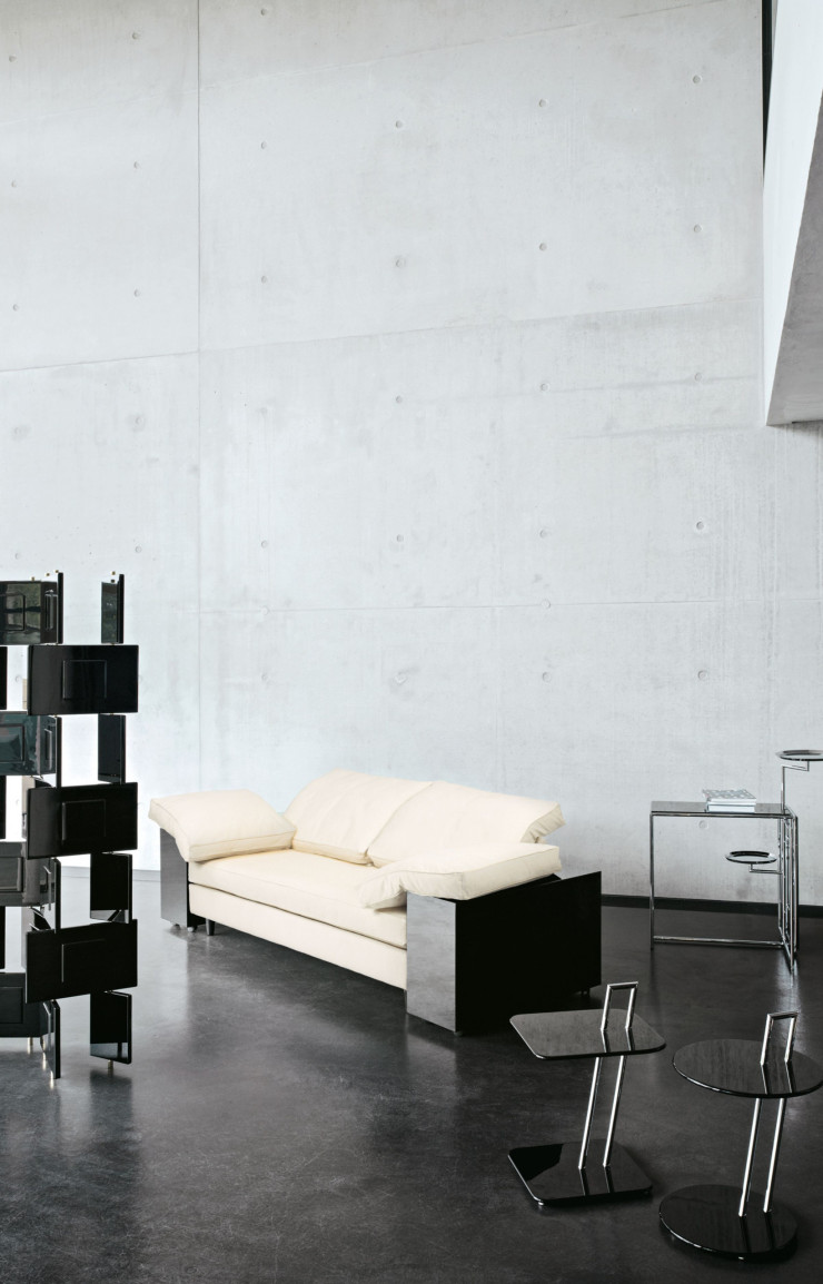 Paravent Brick, canapé Lota, table d’appoint Rivoli (au fond), tables d’appoint Occasional, le tout imaginé par Eileen Gray et aujourd’hui édité par ClassiCon.