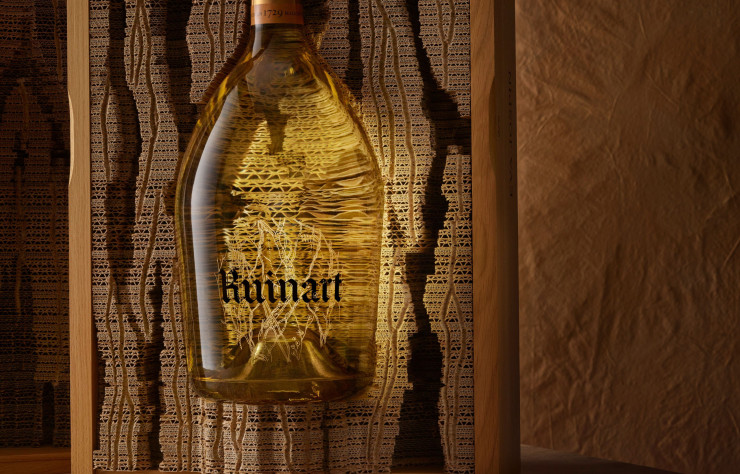 Pour célébrer le jéroboam de blanc de blancs de la maison Ruinart, Éva Jospin a conçu un coffret en bois, fermé par des lanières de cuir.