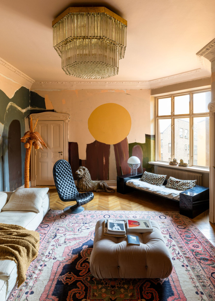 Le style de Marie s’exprime parfaitement dans cette belle maison éclectique, avec de grands volumes et une division de l’espace typique de la fin du XIXe siècle. Dominé par un grand lustre des années 30, le salon rassemble de nombreuses pièces de design dont un grand canapé blanc Living Divani. Pouf Camaleonda, de Mario Bellini (B&B Italia). Grand lion en pierre ancien. Chaise noire Système 1-2-3 vintage, design Verner Panton (Fritz Hansen). Lampe à poser Wire vintage, design Verner Panton (Lüber). Les murs ont été peints par l’amie artiste islandaise Mirja Ilkka. Tapis Karastan.