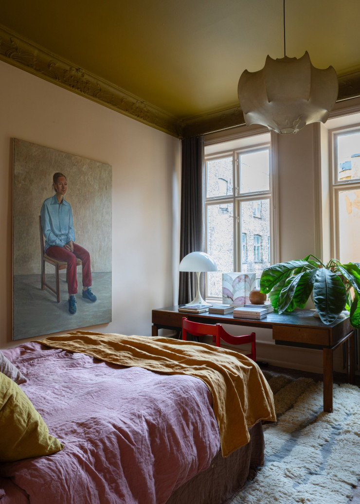 Sur le bureau, dans la chambre de l’un des fils de Marie, lampe vintage Flos. Au plafond, la suspension Viscontea d’Achille et Pier Giacomo Castiglioni (Flos), également vintage.