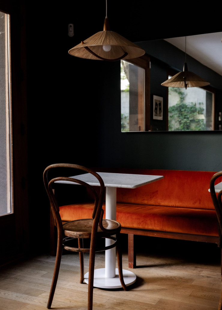 L’aménagement intérieur et la décoration de l’hôtel mettent à l’honneur le bois, les couleurs chaudes, ainsi que des pièces de mobilier ou des luminaires vintage signés de grands designers.