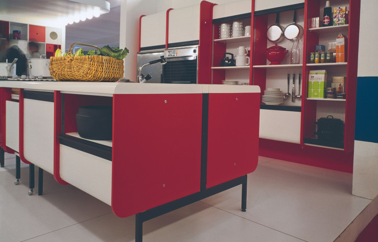 En 1969, Michel Buffet est missionné par l’agence de Raymond Loewy pour concevoir une ligne de cuisine. Il livre un ensemble modulaire autoportant, baptisé DF 2000, constitué d’éléments offrant la possibilité de nombreuses configurations.