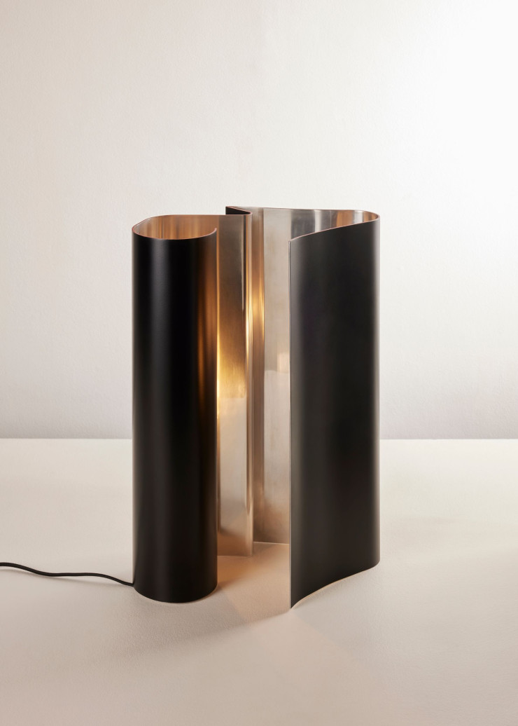 Les luminaires Donjon, de Pierre Saalburg, rayonnent d’une lumière intérieure et déclenchent l’imagination grâce au petit escalier qui pique la curiosité de l’observateur.