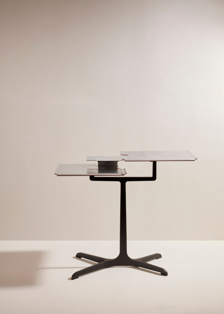 Table d’appoint Collectionneur, trois plateaux « suspendus » dans l’espace.