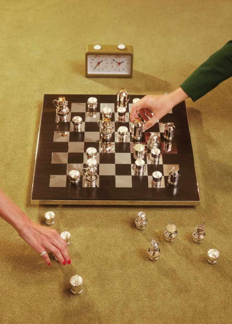 Faites vos jeux avec Duel des thés! Cet échiquier d’exception réalisé en seulement huit exemplaires demande plus de cinq cent cinquante heures de travail.