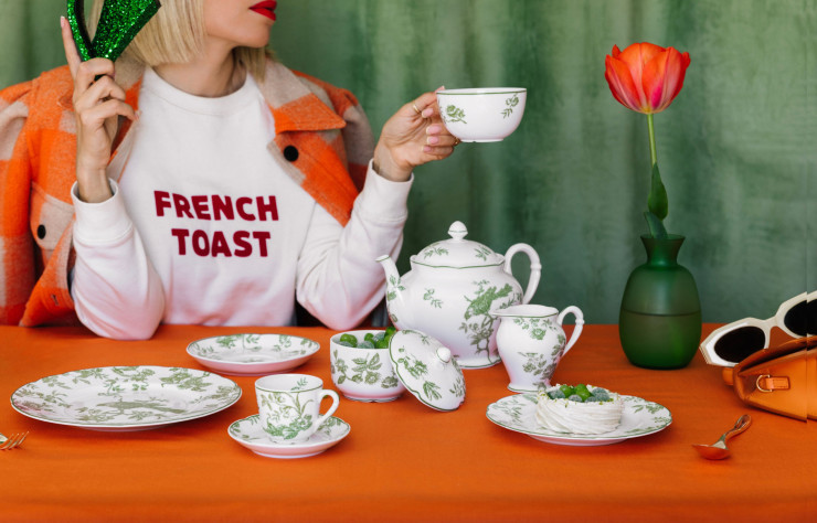 En écho à la toile de Jouy dont elle s’inspire, la bucolique collection d’art de la table « Albertine » toute de vert tendre et de motifs puisés dans la nature.