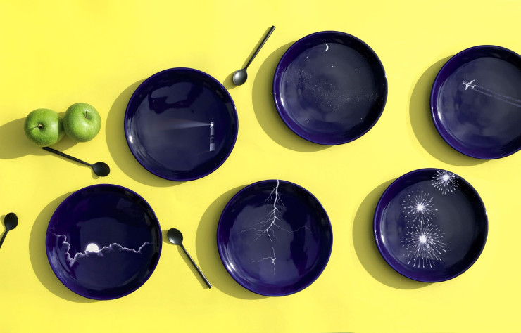 La gamme « Bleu nuit » est habillée du même bleu profond que le décor sous-marin de la collection d’art de la table « Abyss ».