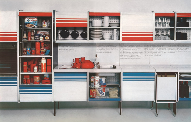 En 1969, Michel Buffet est missionné par l’agence de Raymond Loewy pour concevoir une ligne de cuisine. Il livre un ensemble modulaire autoportant, baptisé DF 2000, constitué d’éléments offrant la possibilité de nombreuses configurations.