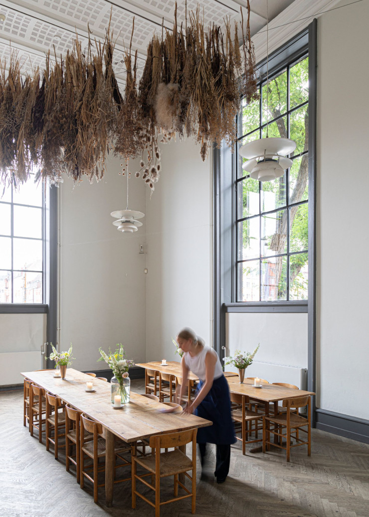Dans la salle à manger de l’Apollo Bar, à Copenhague, suspensions PH5, de Louis Poulsen, et mobilier original signé Børge Mogensen.
