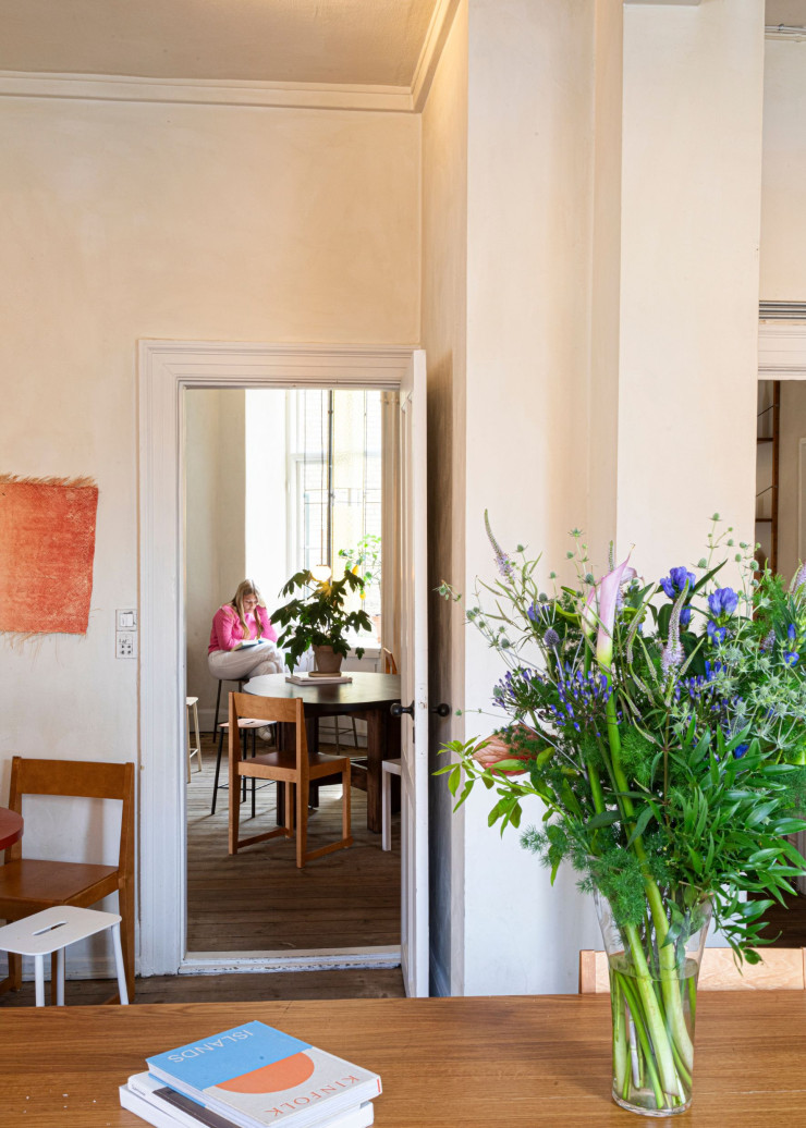 L’une des salles à manger d’Apotek 57, qui a pris place dans les locaux mêmes de l’agence de design Frama.