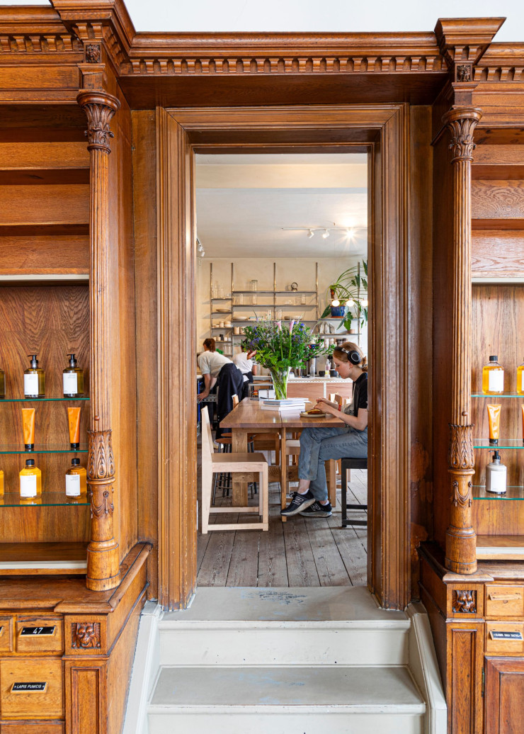 La boulangerietable d’hôtes Apotek 57 vue depuis les locaux de l’agence de design Frama.