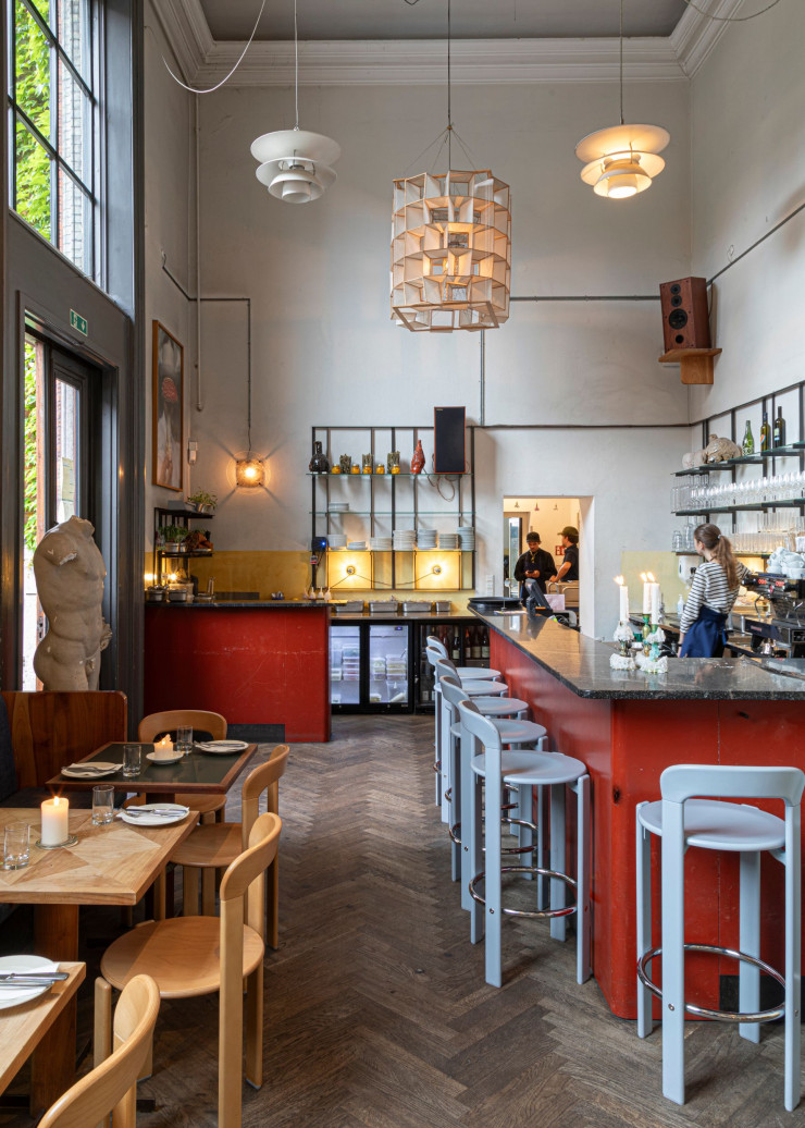 L’Apollo Bar accueille chaque jour les étudiants en art de l’Académie Royale des beaux-arts, toute proche, qui s’y voient servir un repas végétarien.