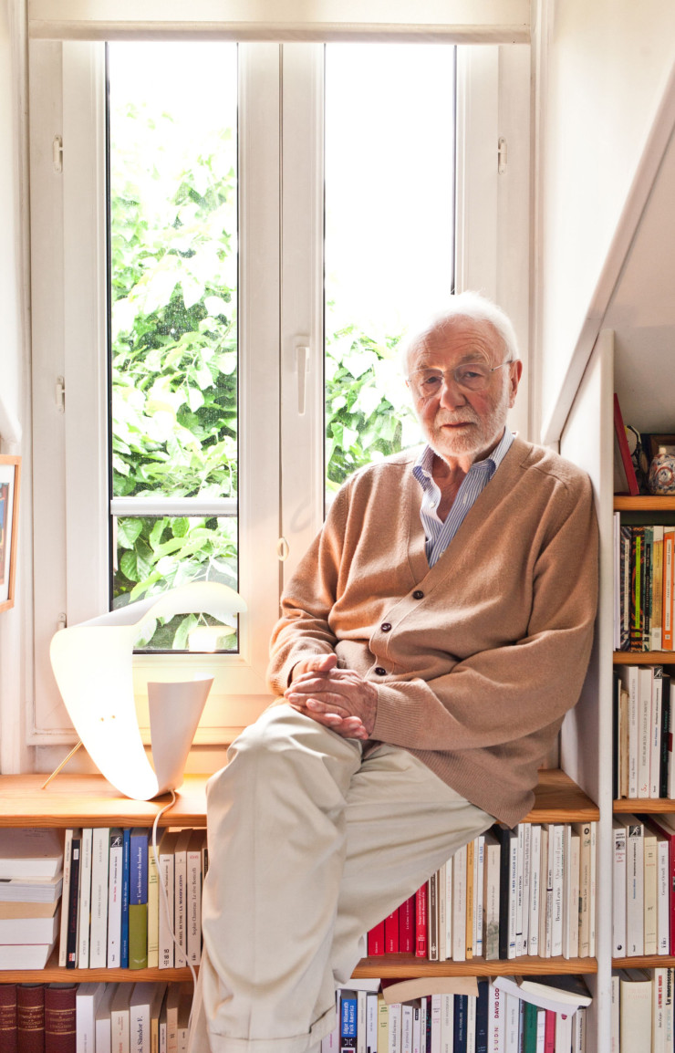 Michel Buffet, chez lui au Vésinet, à côté de sa lampe B201 (1953). Pour lui, c’est une « lampe qui éclaire, pas une sculpture de Brancusi ». (c) Young-Ah Kim