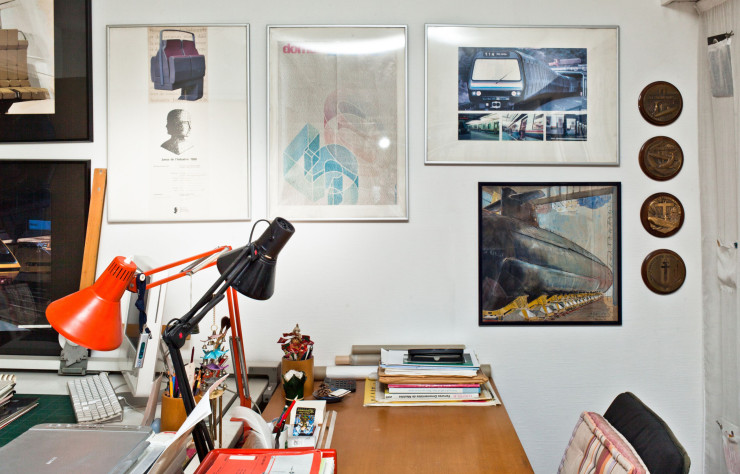 Sur les murs du studio de Michel Buffet au Vésinet, s’affiche une vie de projets en croquis : sièges de trains et métros ou encore un superbe dessin de locomotive de la Pennsylvania Railroad évoquant ses 25 ans passés chez Raymond Loewy.( (c) Young-Ah Kim