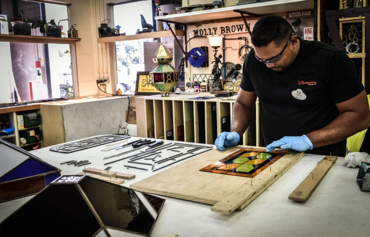 Un artisan verrier en plein travail au sein des ateliers Aladin.