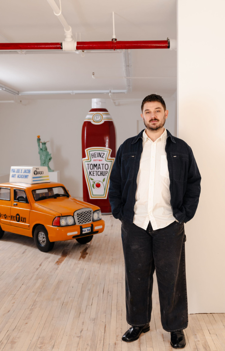Stephen Markos, le fondateur de la galerie Superhouse, dans leur nouvel espace de Chinatown, pendant l’exposition de Paa Joe, Chinatown avec « Celestial City », jusqu’au 26 avril 2024.